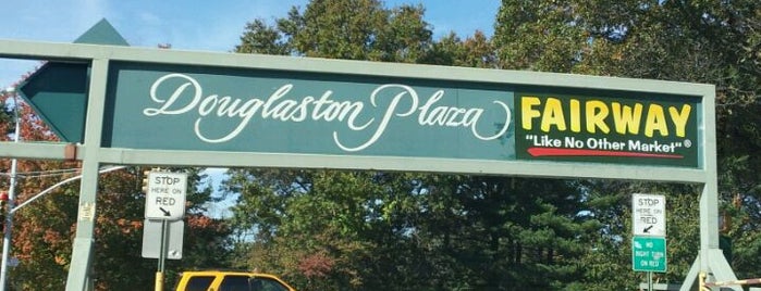 Douglaston Plaza is one of Lugares favoritos de Sandy.