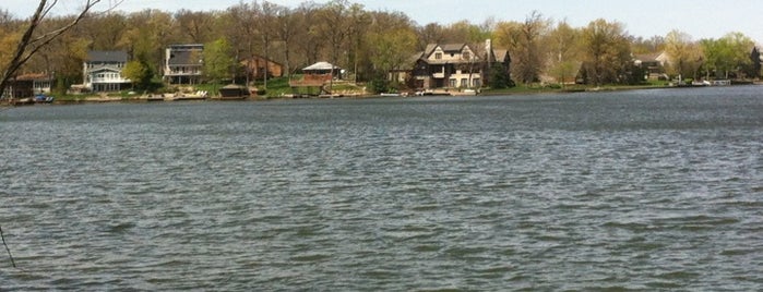 Lake Bloomington is one of Tempat yang Disukai Ray.