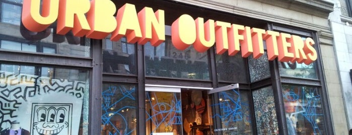 Urban Outfitters is one of Lieux qui ont plu à Caroline.