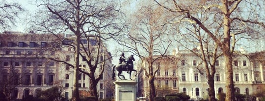 St James's Square is one of Tempat yang Disukai Henry.