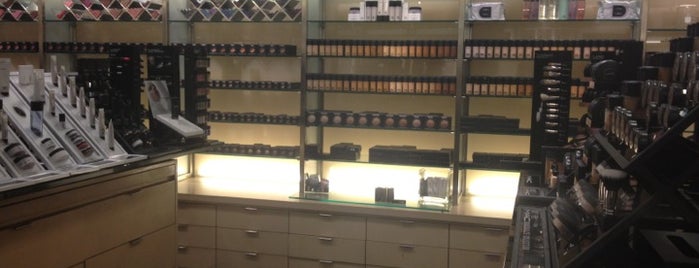 Makeup Counter @ Nordstrom is one of สถานที่ที่ Vickye ถูกใจ.