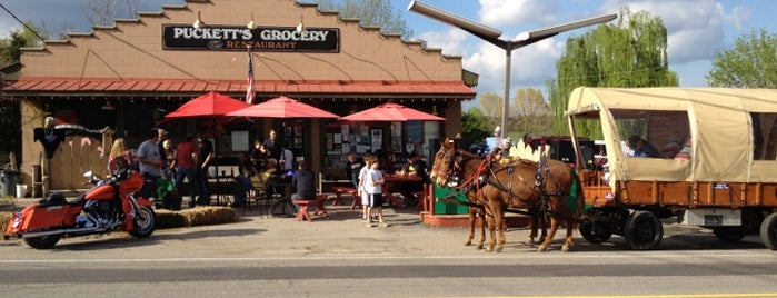 Puckett's Grocery & Restaurant is one of Lugares guardados de Anna.