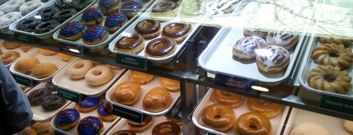 Krispy Kreme is one of สถานที่ที่ Daniel ถูกใจ.
