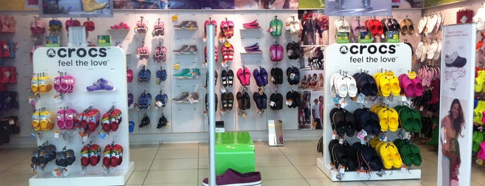 Crocs is one of สถานที่ที่ scorn ถูกใจ.