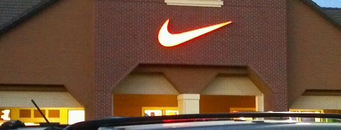 Nike Factory Store is one of Harvey'in Beğendiği Mekanlar.