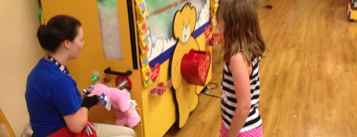 Build-A-Bear Workshop is one of Lieux qui ont plu à Jennifer.