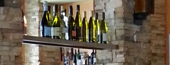 Travinia Italian Kitchen and Wine Bar is one of Lizzie 님이 저장한 장소.