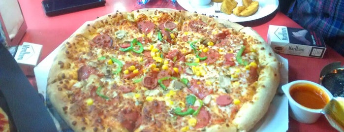 Domino's Pizza is one of Tempat yang Disukai Zuhal.