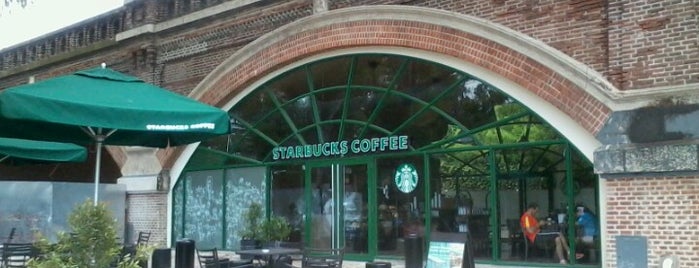 Starbucks is one of Lieux qui ont plu à Cristian.
