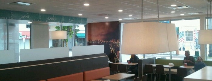 McDonald's is one of Locais curtidos por Albert.