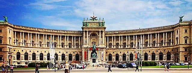 Heldenplatz is one of Wien.