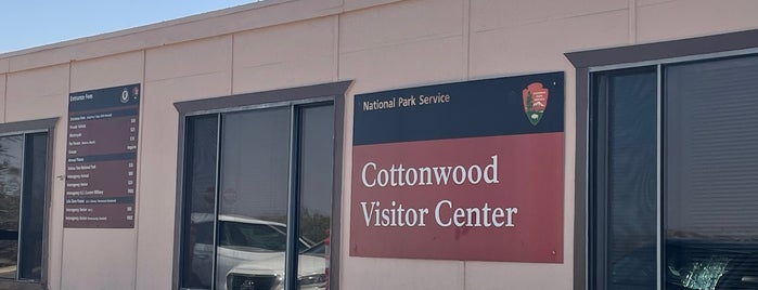 Cottonwood Visitor Center is one of สถานที่ที่ Karl ถูกใจ.