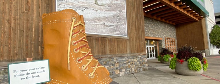 L.L.Bean is one of Dougさんのお気に入りスポット.