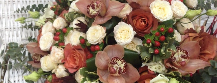 Цветы de Fleurs студия флористики is one of Сашаさんの保存済みスポット.