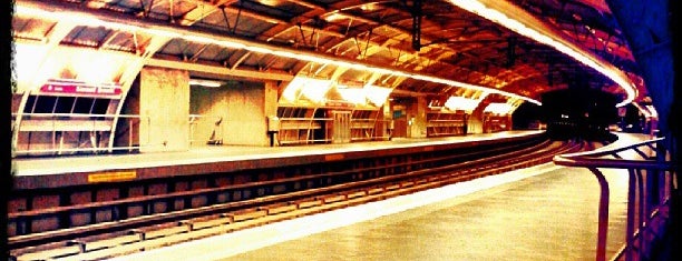 Estação Giovanni Gronchi (Metrô) is one of Lugares favoritos de Oz.