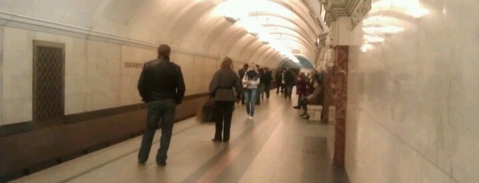 metro Krasnopresnenskaya is one of Метро Москвы.