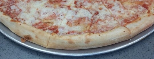2 Bros. Pizza is one of Lugares favoritos de Shane.