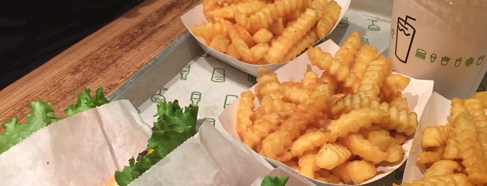 Shake Shack is one of Marcello Pereiraさんのお気に入りスポット.