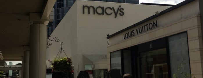 Macy's is one of Orte, die Eduardo gefallen.