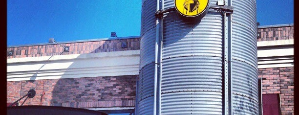 Gordon Biersch Brewery Restaurant is one of สถานที่ที่ Wade ถูกใจ.