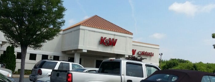 K & W Cafeteria is one of Jenifer 님이 좋아한 장소.