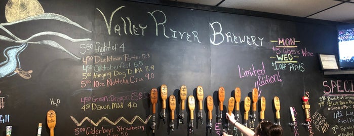 Valley River Brewery and Eatery is one of Brad'ın Beğendiği Mekanlar.