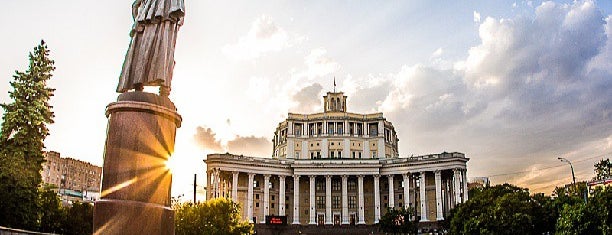 Suvorovskaya Square is one of Lieux qui ont plu à Alyona.