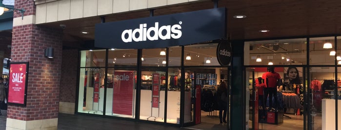 Adidas Outlet Store is one of Locais curtidos por Shaun.