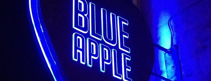 Blue Apple Bar & Grill is one of Lieux qui ont plu à L.