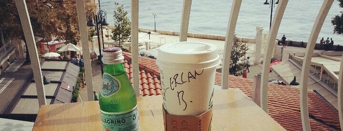 Starbucks is one of SakinAgresif'in Beğendiği Mekanlar.