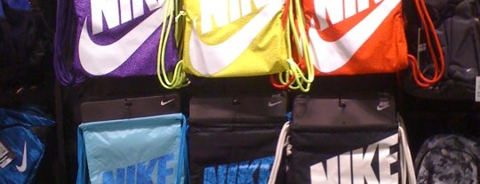 Nike Store is one of Tempat yang Disukai Atti.