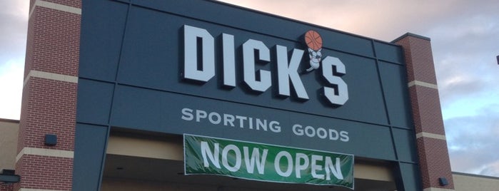 DICK'S Sporting Goods is one of สถานที่ที่ Jason ถูกใจ.