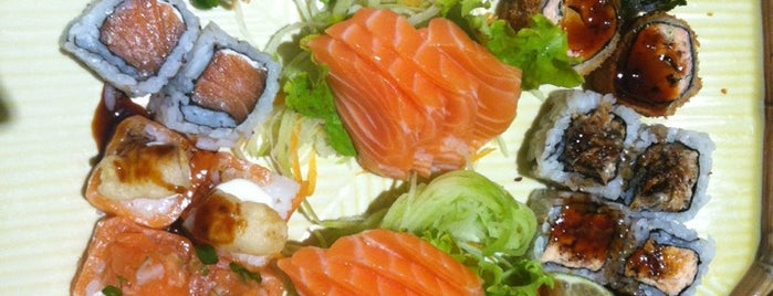 Nakoo Sushi is one of Lugares favoritos de Lari.