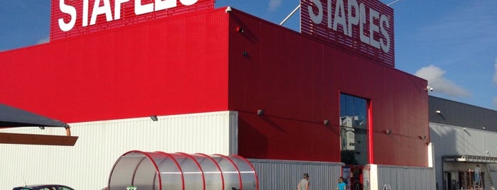 Staples is one of Lisaさんのお気に入りスポット.