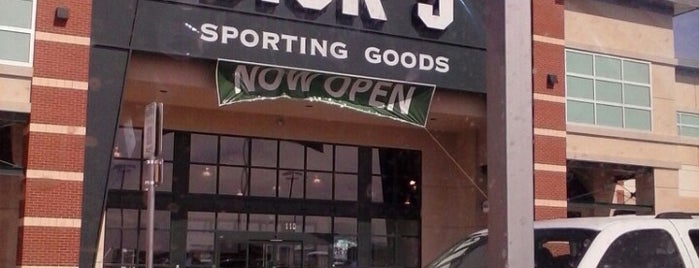 DICK'S Sporting Goods is one of Tempat yang Disukai Chris.