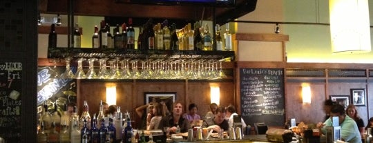 Bar Louie is one of Tempat yang Disimpan gary.