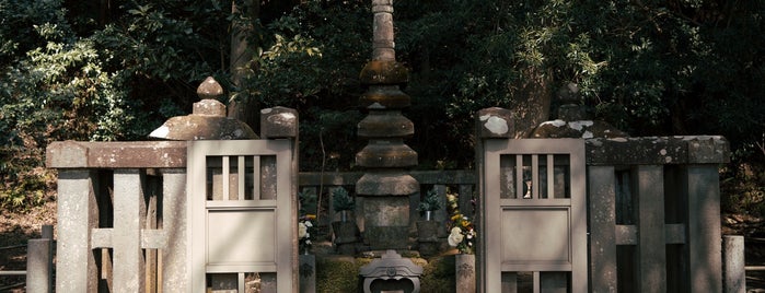 源頼朝墓 is one of Kamakura.