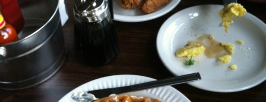 J. Spain's Waffles & Wings is one of Chaiさんの保存済みスポット.