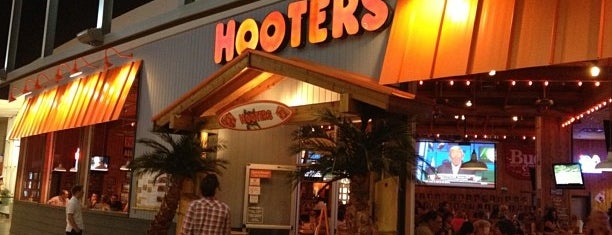 Hooters is one of Casey'in Beğendiği Mekanlar.
