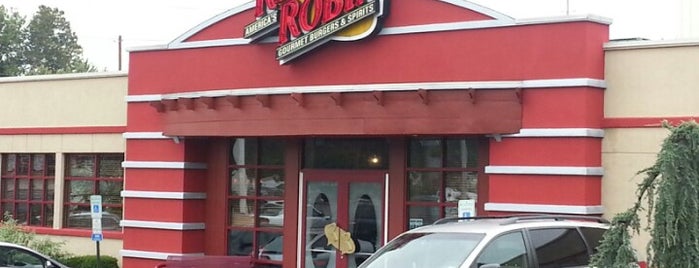 Red Robin Gourmet Burgers and Brews is one of Tempat yang Disukai Brookes.