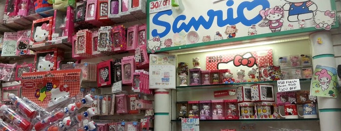 Sanrio Outlet Store is one of สถานที่ที่ Dewana ถูกใจ.