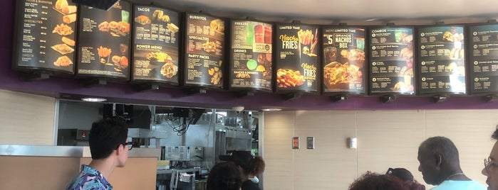 Taco Bell is one of Encantada omegn.