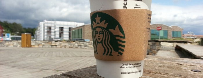 Starbucks is one of Tempat yang Disukai Pelin.