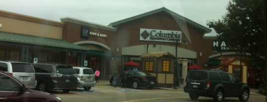 Columbia Sportswear Outlet is one of Lugares favoritos de Fernando.