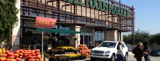 Whole Foods Market is one of Tempat yang Disukai Marina.