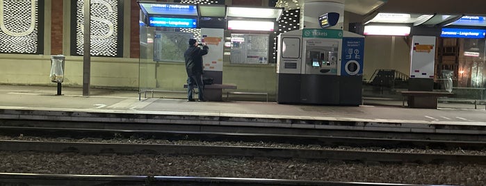 Station Suresnes – Longchamp [T2] is one of Tramways de Paris.