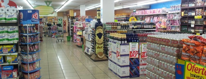 Supermercados La Colonia is one of สถานที่ที่ Max ถูกใจ.