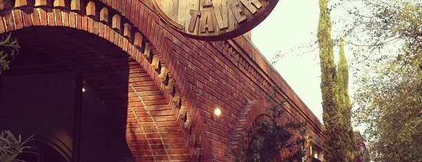 Oak Tavern Fine Food & Spirits is one of Orte, die @MisterHirsch gefallen.