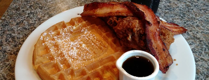 Route 20 Chicken and Waffles is one of Locais salvos de Cindy.