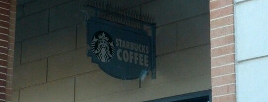 Starbucks is one of สถานที่ที่ Julian ถูกใจ.